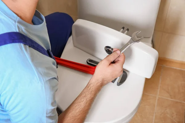 Rörmokare Reparera Toalett Med Skiftnyckel Inomhus Närbild — Stockfoto