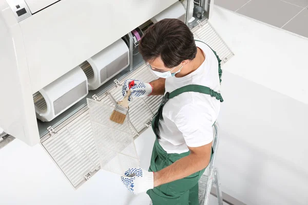 Junger Männlicher Techniker Reinigt Klimaanlage Innenräumen — Stockfoto