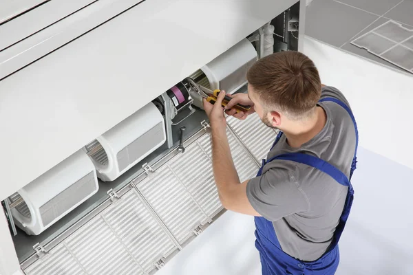 Junger Männlicher Techniker Repariert Klimaanlage Innenräumen — Stockfoto