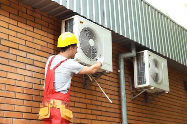 Techniker Repariert Klimaanlage Freien — Stockfoto