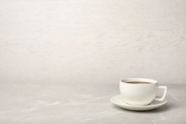 Copo Cerâmica Branca Com Café Aromático Quente Mesa — Fotografia de Stock
