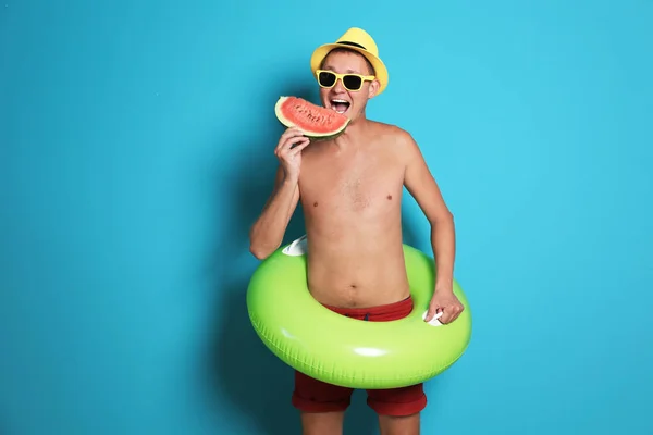 Hombre Sin Camisa Con Anillo Inflable Comiendo Sandía Sobre Fondo — Foto de Stock