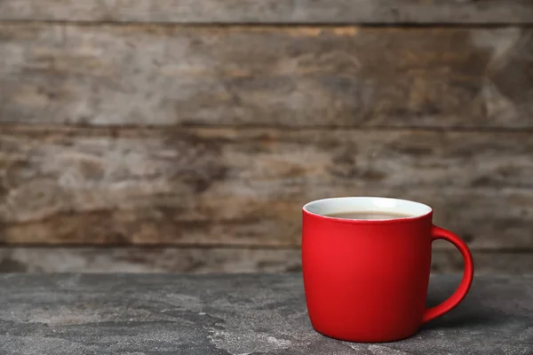 Taza Cerámica Roja Con Café Aromático Caliente Mesa — Foto de Stock