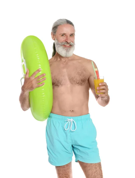 Hombre Sin Camisa Con Anillo Inflable Copa Cóctel Sobre Fondo — Foto de Stock