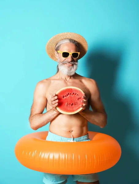 Gömleksiz Adam Şişme Yüzük Karpuz Renk Arka Plan Üzerinde — Stok fotoğraf