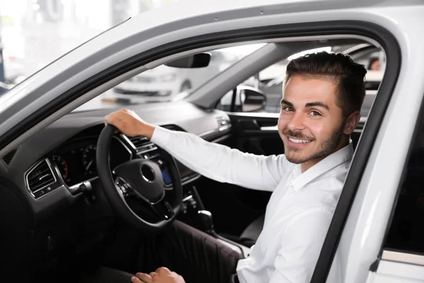 Jovem Testando Carro Novo Salão — Fotografia de Stock