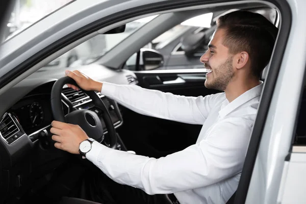 Jovem Testando Carro Novo Salão — Fotografia de Stock