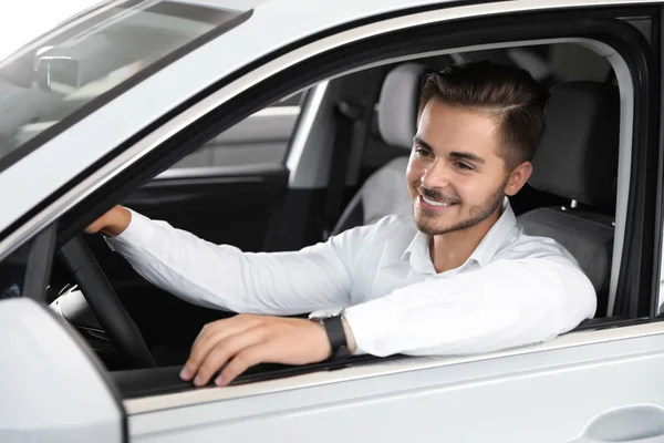 Jeune Homme Tester Une Nouvelle Voiture Dans Salon — Photo