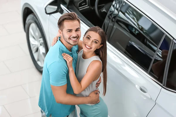 Casal Feliz Comprando Carro Novo Salão — Fotografia de Stock