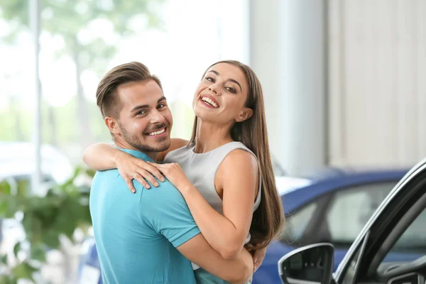 Pareja Feliz Comprando Coche Nuevo Salón — Foto de Stock