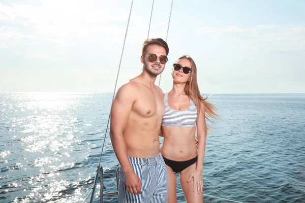 Jeune Homme Belle Petite Amie Bikini Sur Yacht Couple Heureux — Photo