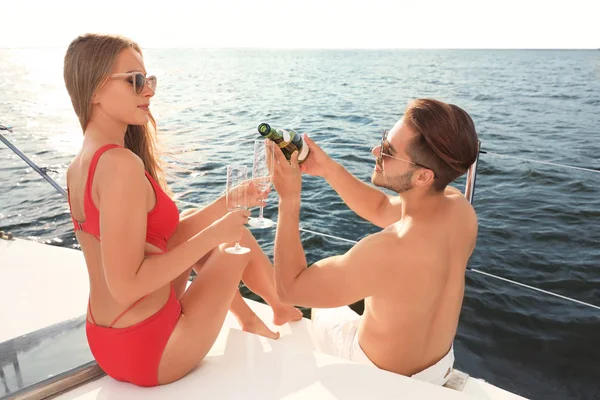 Jeune Homme Copine Bikini Buvant Champagne Sur Yacht Couple Heureux — Photo