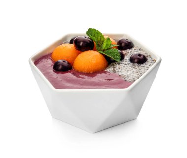 Lezzetli acai yüzlü beyaz arka plan üzerinde ile kase