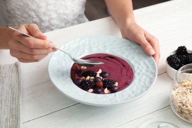 Kadın yemek lezzetli acai smoothie masada, portre