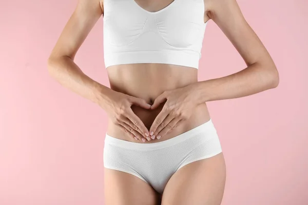 Mujer Joven Cogida Mano Forma Corazón Sobre Fondo Color Concepto —  Fotos de Stock