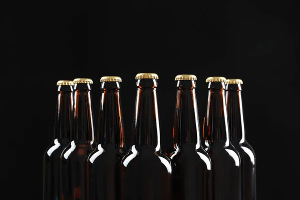 Muchas Botellas Cerveza Sobre Fondo Oscuro — Foto de Stock