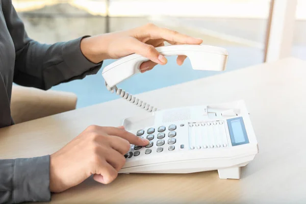 Mulher Número Discagem Telefone Mesa Escritório — Fotografia de Stock