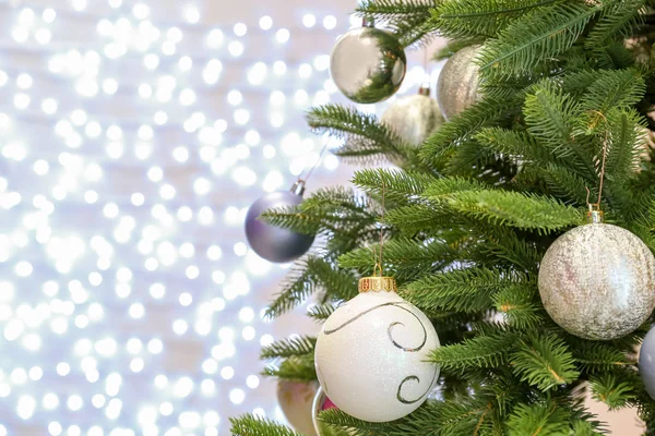 Árvore Natal Com Decoração Festiva Contra Luzes Fadas Borradas — Fotografia de Stock