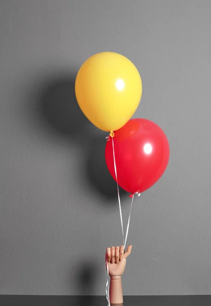 Mano Legno Che Tiene Palloncini Colorati Sfondo Grigio — Foto Stock