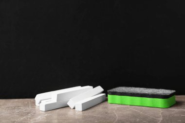 Tebeşir ve silgi tablo blackboard yakınındaki parçalar