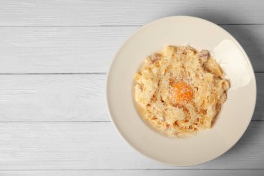 Yumurta sarısı ve ahşap masa, üstten görünüm üzerinde peynir ile lezzetli makarna