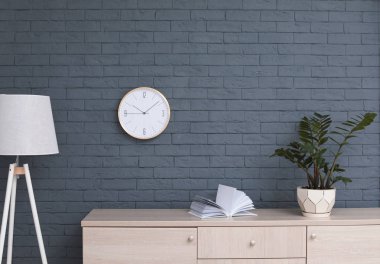 Şık odası iç duvar saati ile. Günün saati