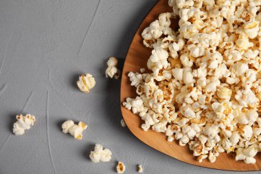 Tablo, üstten görünüm leziz patlamış mısır ile plaka