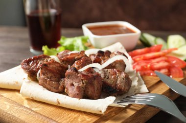 Sulu şiş kebap, closeup ile ahşap tahta