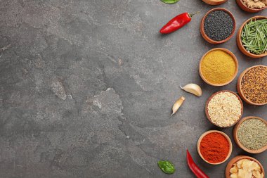 Grunge arka plan üzerinde farklı Aromatik baharatlar ile düz yatıyordu kompozisyon