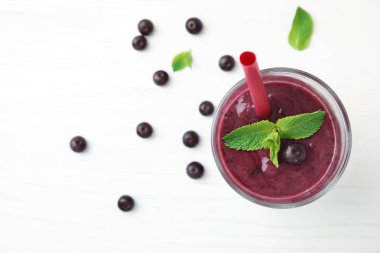 Cam ile lezzetli acai smoothie masada, üstten görünüm