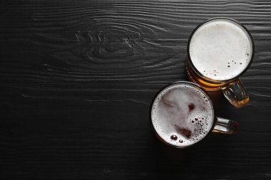 Cam bardağı soğuk lezzetli bira ahşap arka plan üzerinde farklı tipleri ile ana sayfa görünümü