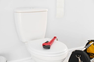 Banyoda tuvalet kase kapağı tesisatçı anahtarı