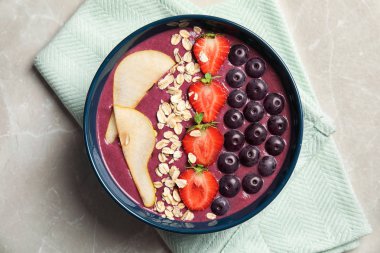 Kase lezzetli acai yüzlü gri tablo ile düz yatıyordu kompozisyon
