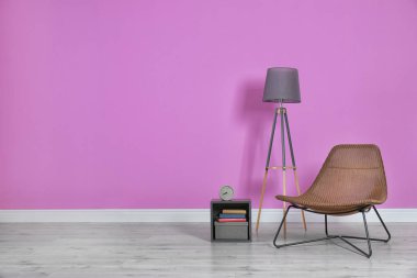 Şık salon iç rahat koltuk ile