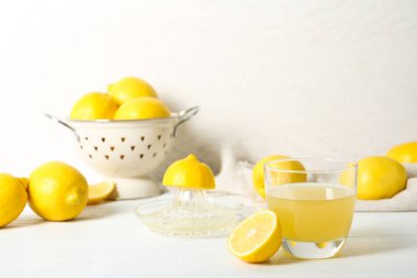 Bardak limon suyu ve taze meyve masa lambası
