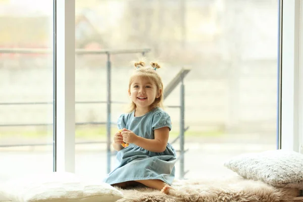 Χαριτωμένο Μικρό Κορίτσι Κοντά Στο Παράθυρο Στο Σπίτι — Φωτογραφία Αρχείου