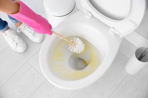 Mulher Limpeza Vaso Sanitário Banheiro Close — Fotografia de Stock