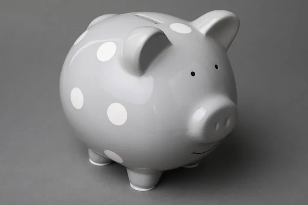 Schattig Piggy Bank Grijze Achtergrond — Stockfoto