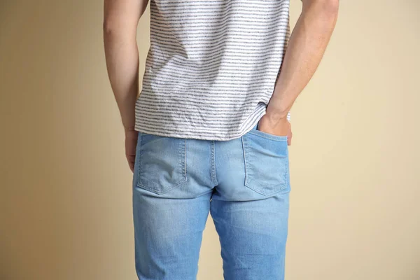 Junger Mann Stylischen Jeans Auf Hellem Hintergrund — Stockfoto