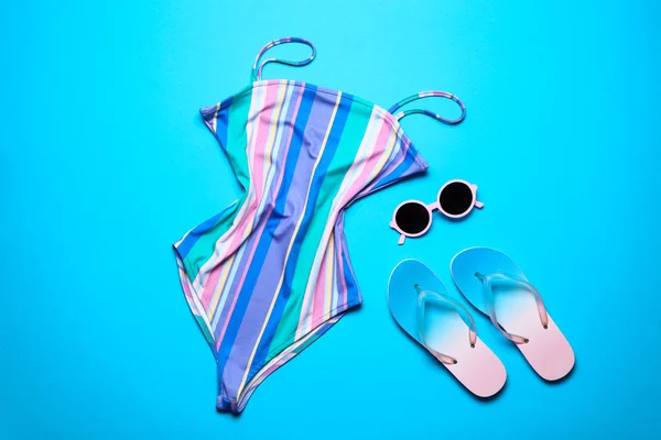 One Piece Swimsuit Sunglasses Flip Flops Color Background Top View — Stock Photo, Image