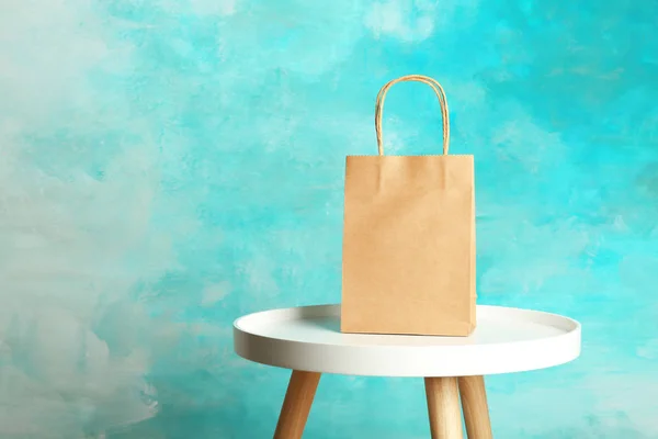 Mockup Van Papieren Boodschappentas Tafel Tegen Een Achtergrond Met Kleur — Stockfoto