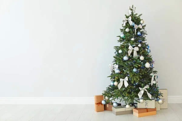 Krásně Zdobené Vánoční Strom Dárkové Krabice Uvnitř — Stock fotografie
