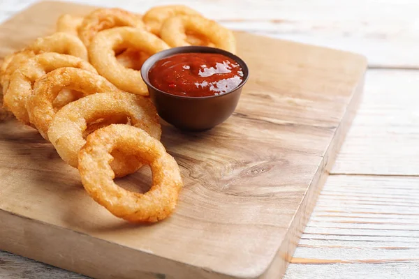 Anéis Cebola Fritos Servidos Com Molho Tábua Madeira Close — Fotografia de Stock