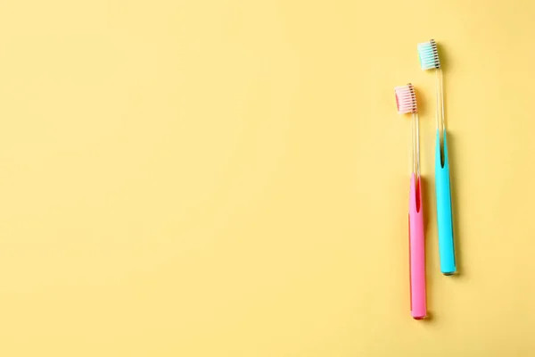 Renk Arka Plan Üzerinde Ile Diş Fırçası Diş Bakımı — Stok fotoğraf