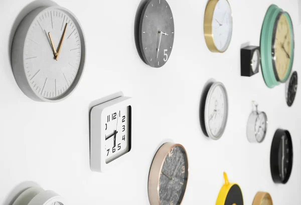 Nombreuses Horloges Différentes Accrochées Mur Blanc Heure Journée — Photo