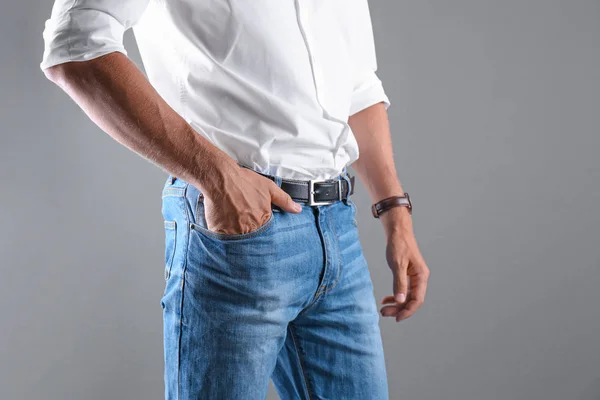 Uomo Elegante Jeans Blu Sfondo Grigio — Foto Stock