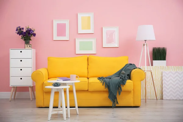 现代客厅内饰与舒适的黄色沙发附近的彩色墙 — 图库照片