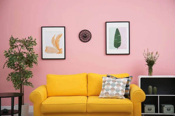 Moderne Wohnzimmereinrichtung Mit Gemütlichem Gelben Sofa Der Nähe Der Farbwand — Stockfoto