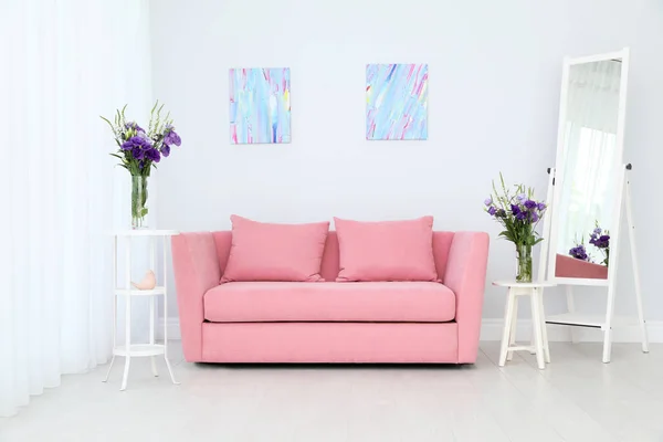 客厅的现代室内与白色墙壁附近的舒适的沙发 — 图库照片
