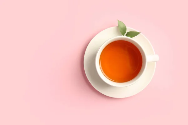 Tasse Leckerer Tee Mit Grünen Blättern Auf Farbigem Hintergrund Draufsicht — Stockfoto